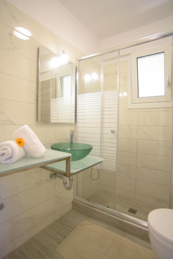 Mistral Apartments Kariótai Esterno foto